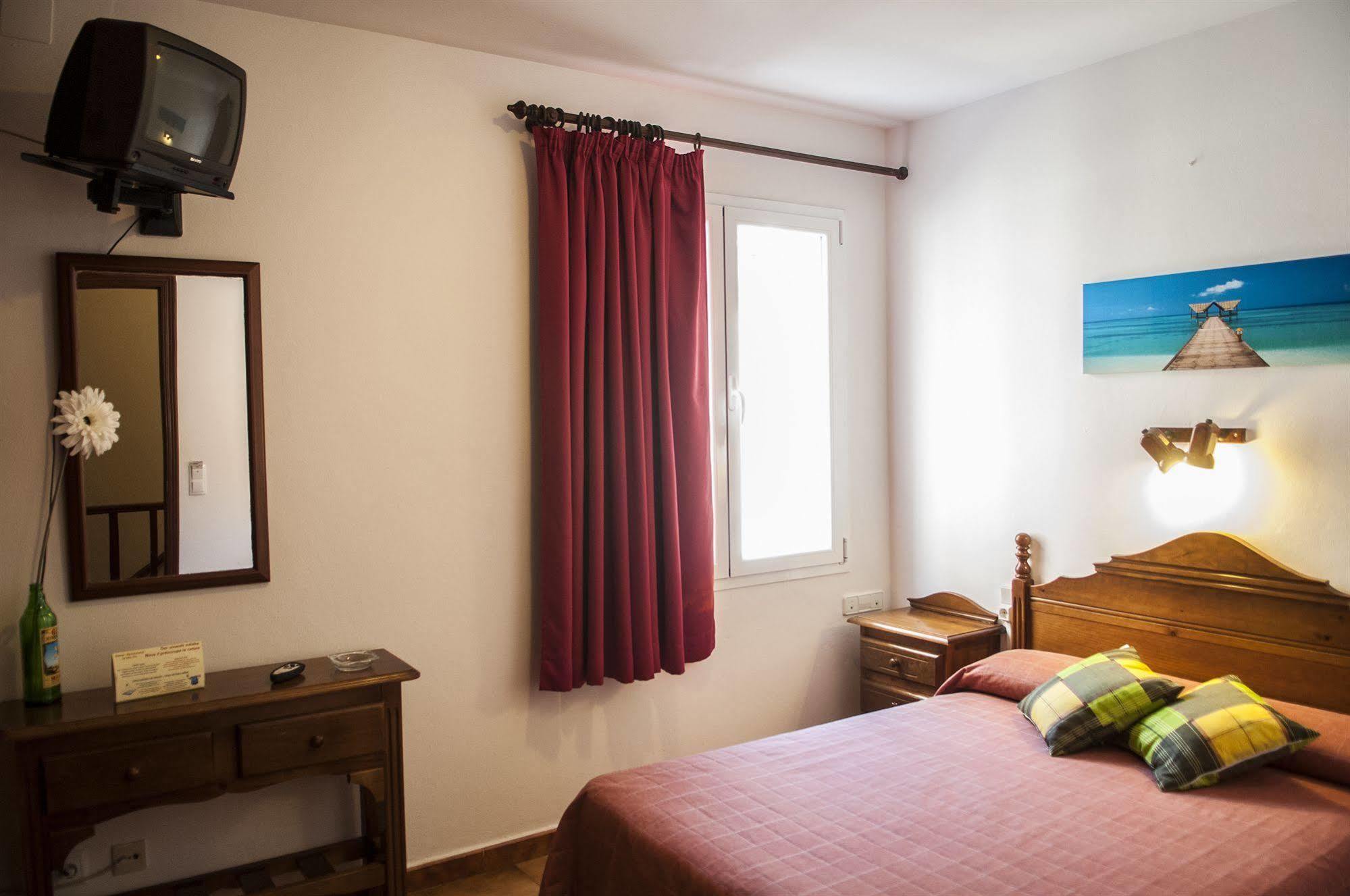 Hostal La Isla Mahon  Ngoại thất bức ảnh